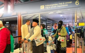 jamaah umroh di termianl 2